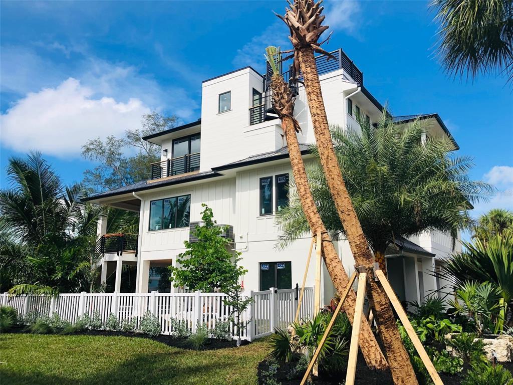 Property Photo: 526 Seagull Way FL 34216