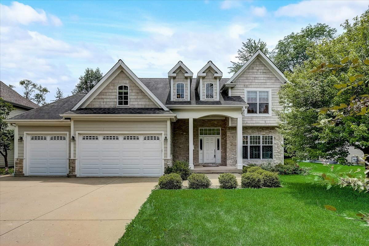 Property Photo: 135 W Thacker Street IL 60194