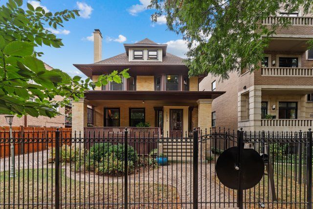 Property Photo:  1539 W Sherwin Avenue  IL 60626 