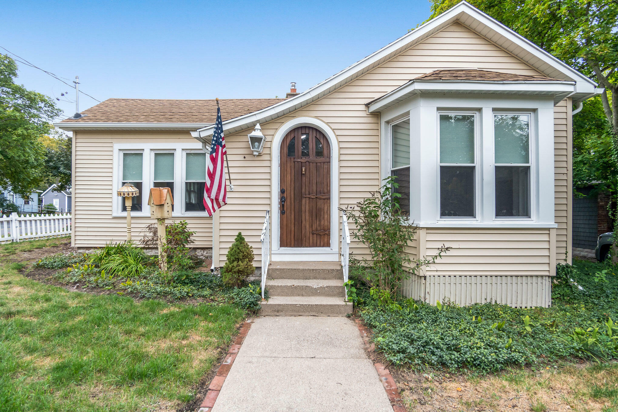 Property Photo:  117 S Lake Avenue  MI 49456 