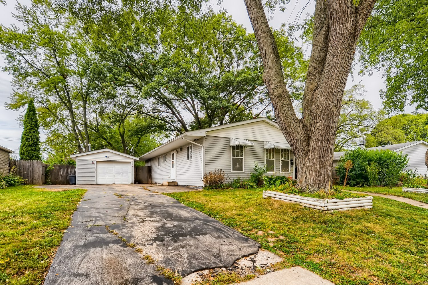 Property Photo: 2133 Tepee Avenue IL 60110