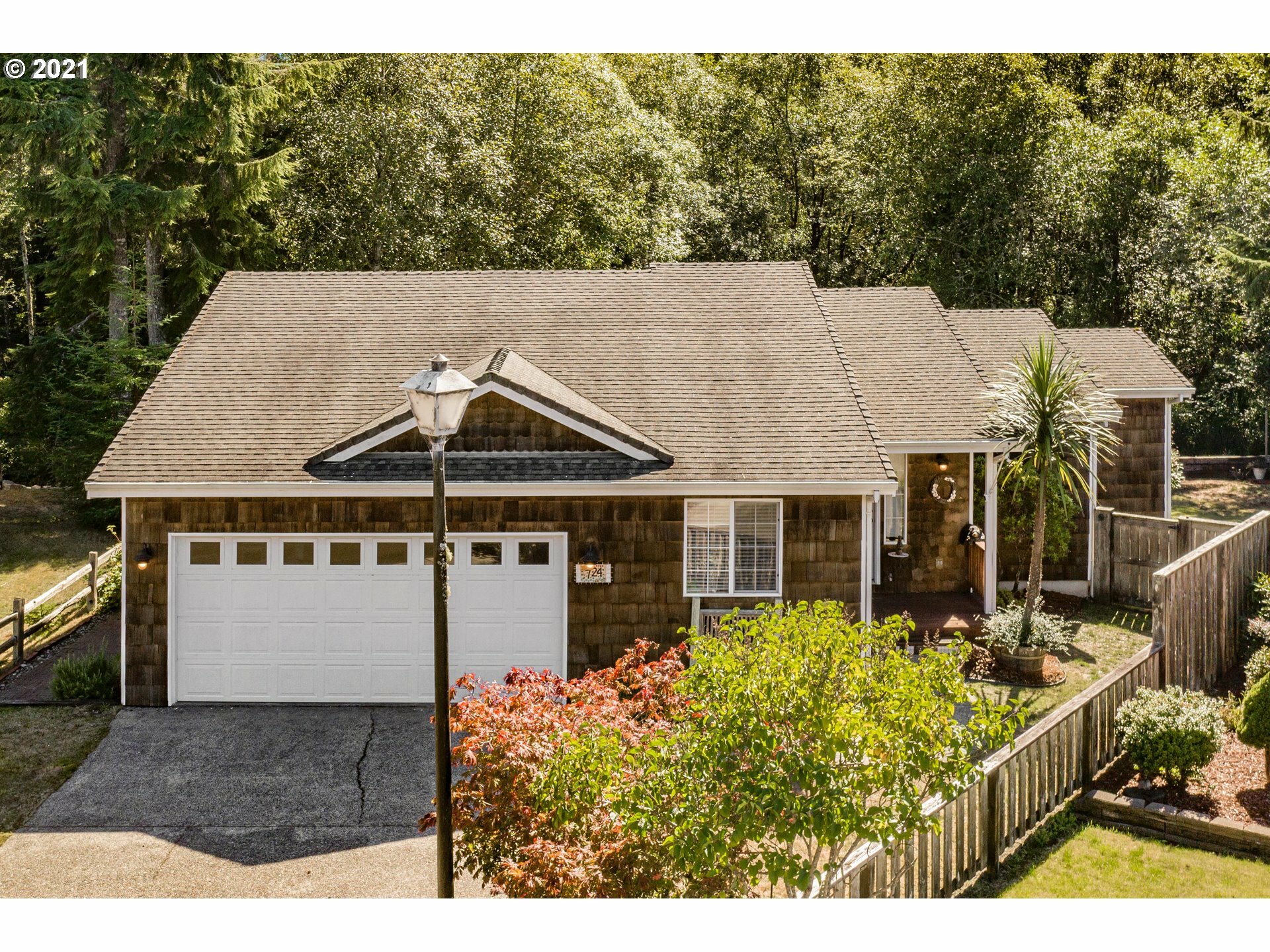 Property Photo:  724 Ocean Ct  OR 97121 