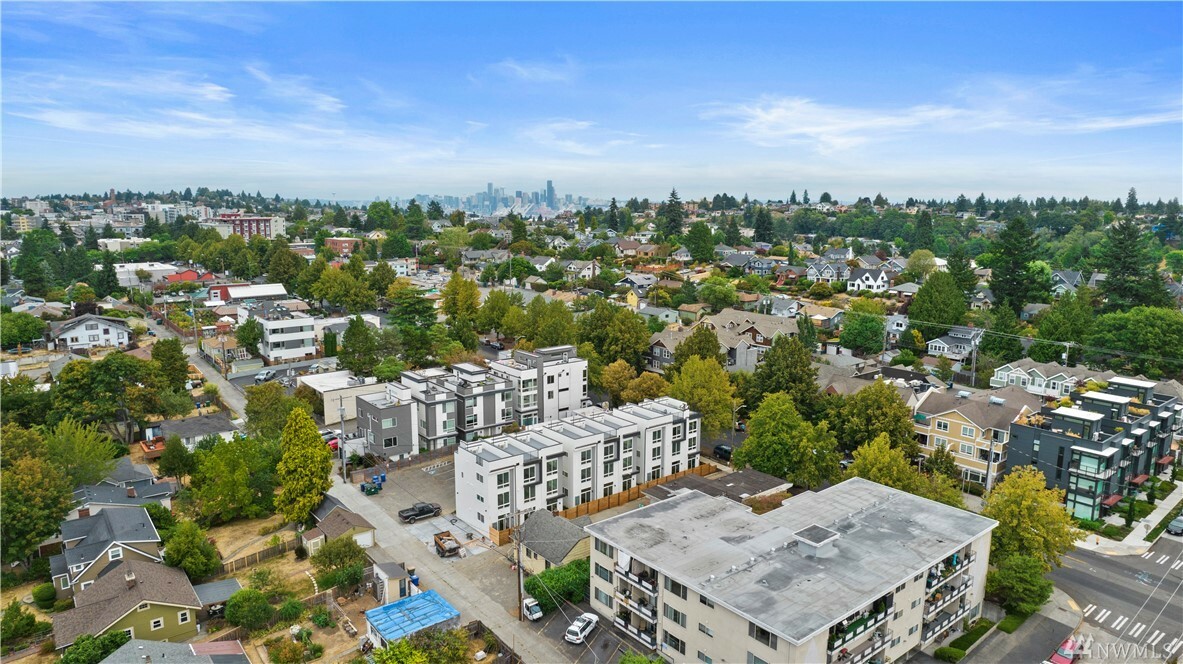 Property Photo: 5439 California Ave SW B WA 98136