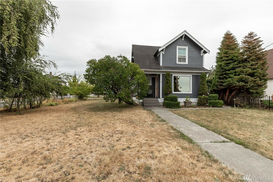 Property Photo:  2003 Highland Ave  WA 98201 