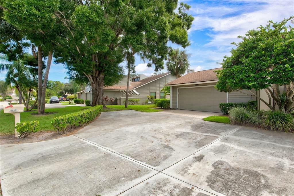 Property Photo: 3405 Avenida Madera B FL 34210