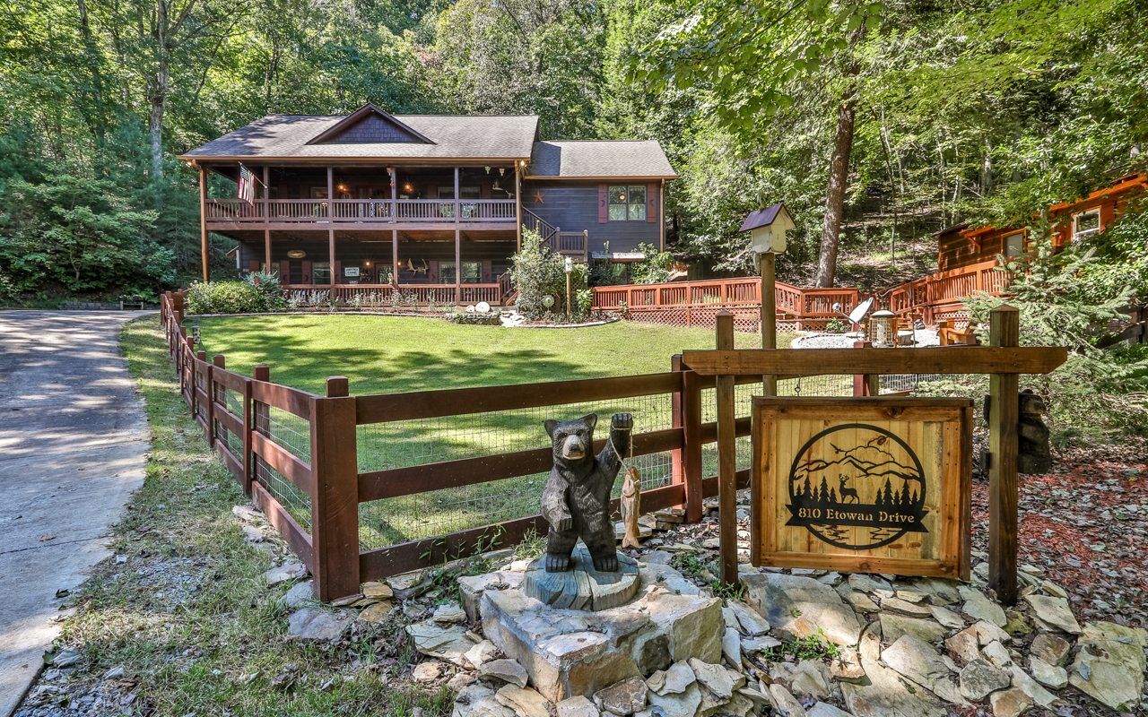 Property Photo: 810 Etowah Drive GA 30540