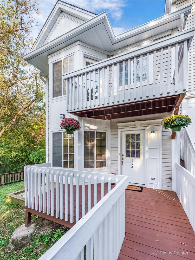 Property Photo: 332 W Whispering Oaks Lane 4-6 IL 60073