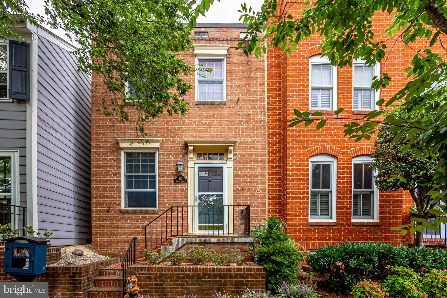 Property Photo:  811 Wolfe Street  VA 22314 