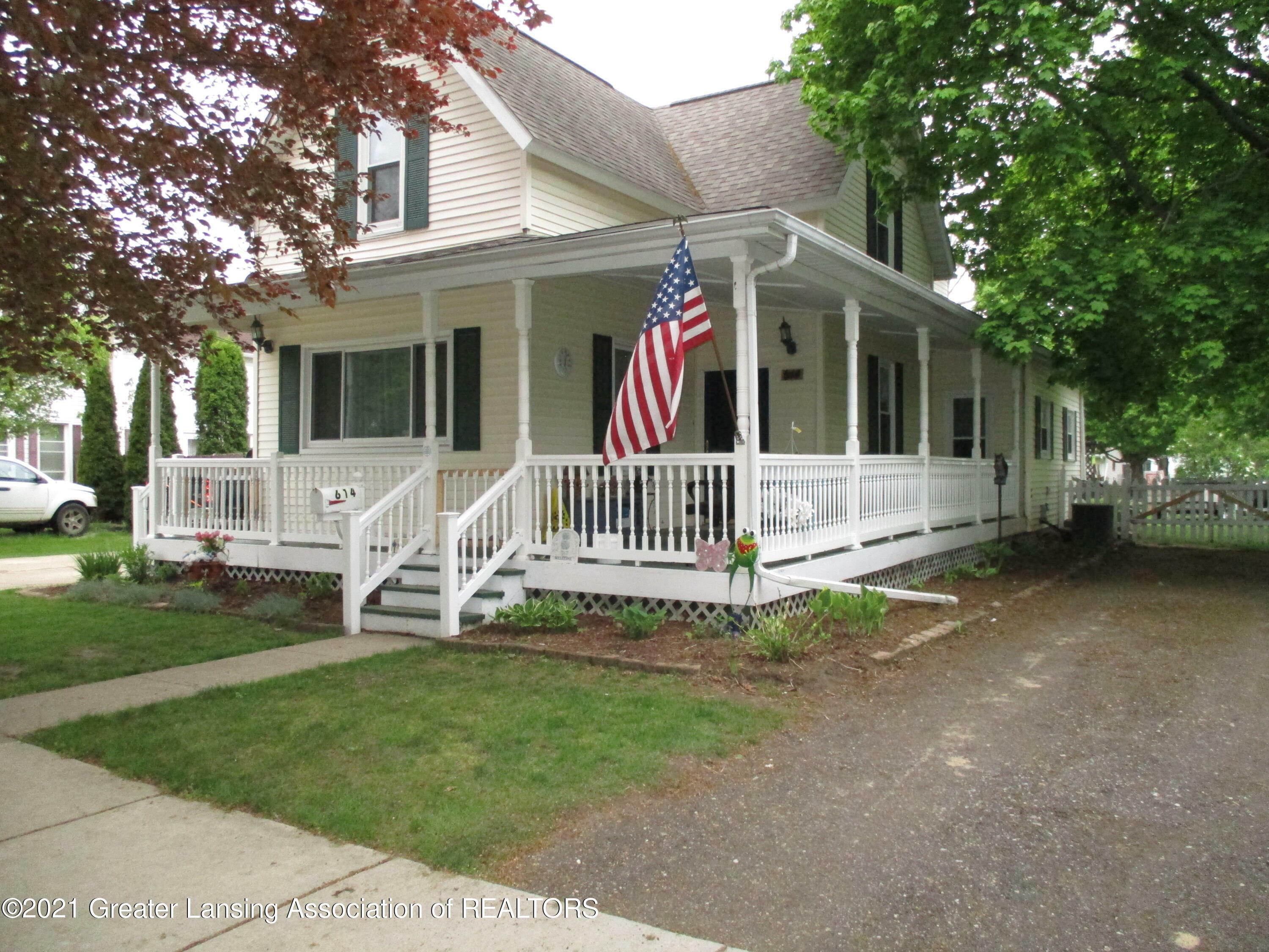 Property Photo:  614 S Sheldon Street  MI 48813 