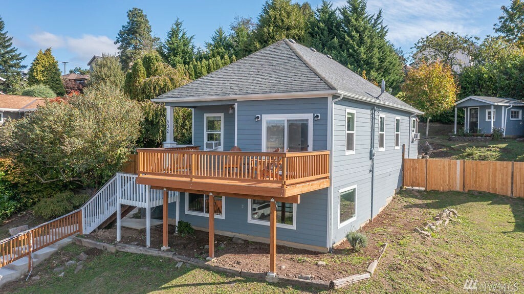 Property Photo:  802 Cedar Ave S  WA 98057 