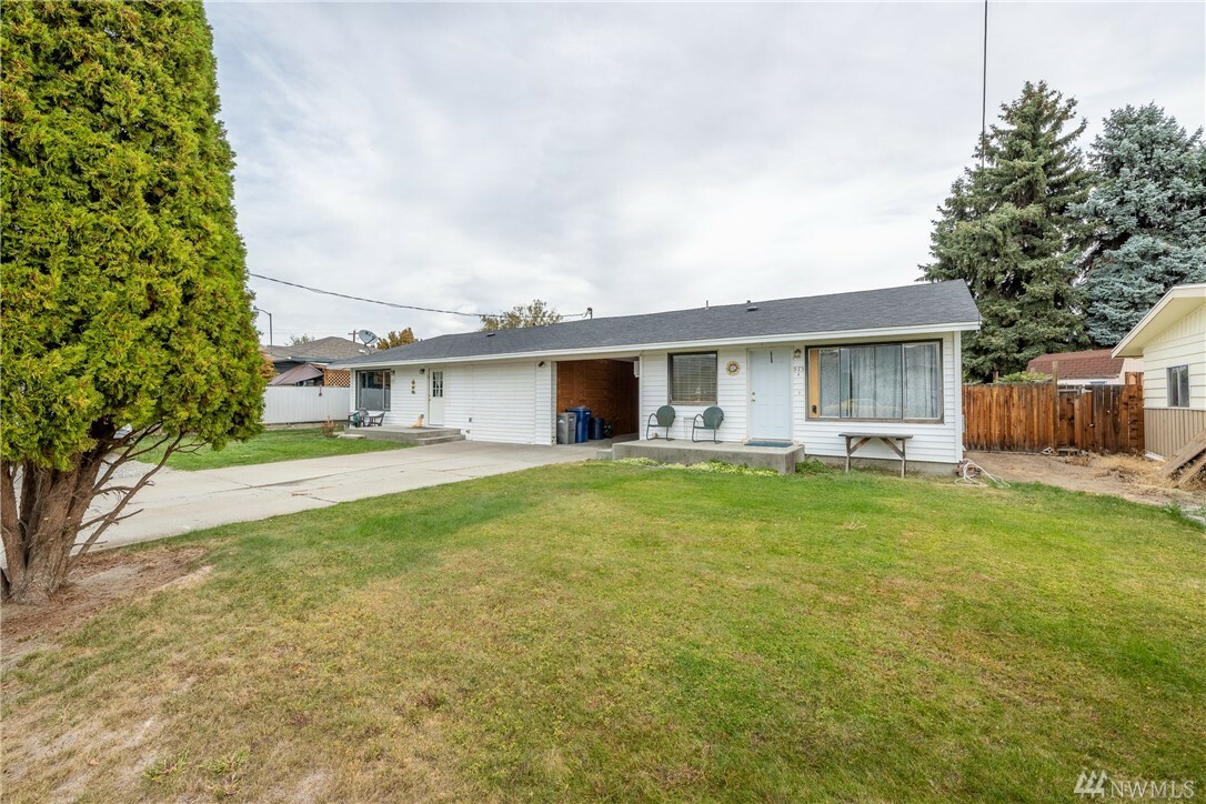 Property Photo:  573 N Darwood Ave Ave A,B  WA 98802 