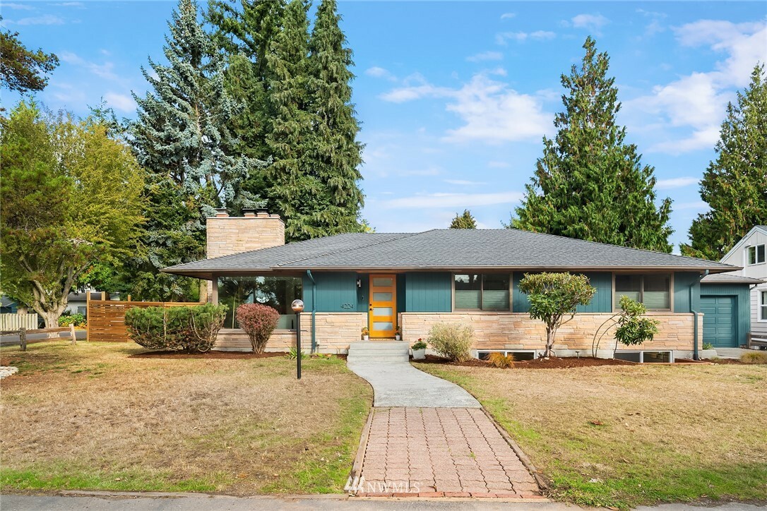 Property Photo:  4224 SW 104th St  WA 98146 