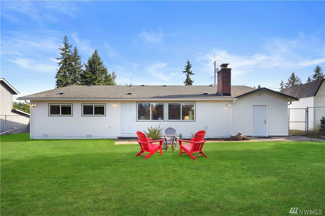 Property Photo:  4909 221st St SW  WA 98043 