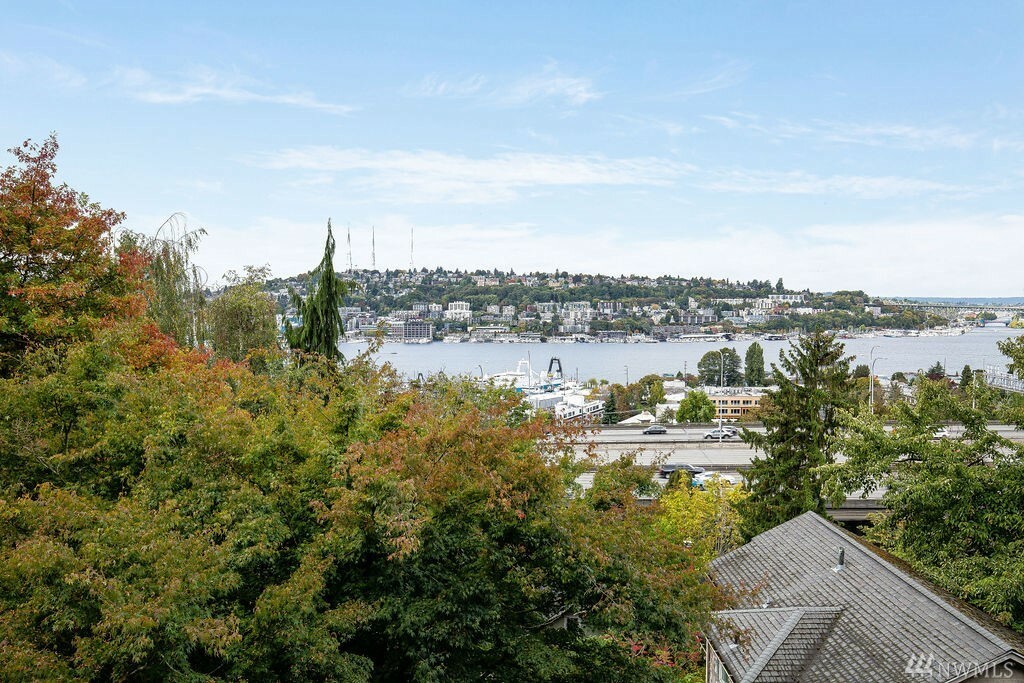 Property Photo:  1819 Broadway E  WA 98102 