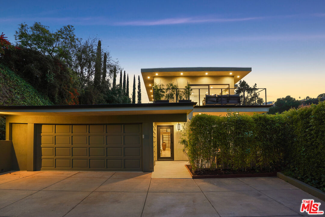 Property Photo: 14928 Jadestone Dr CA 91403