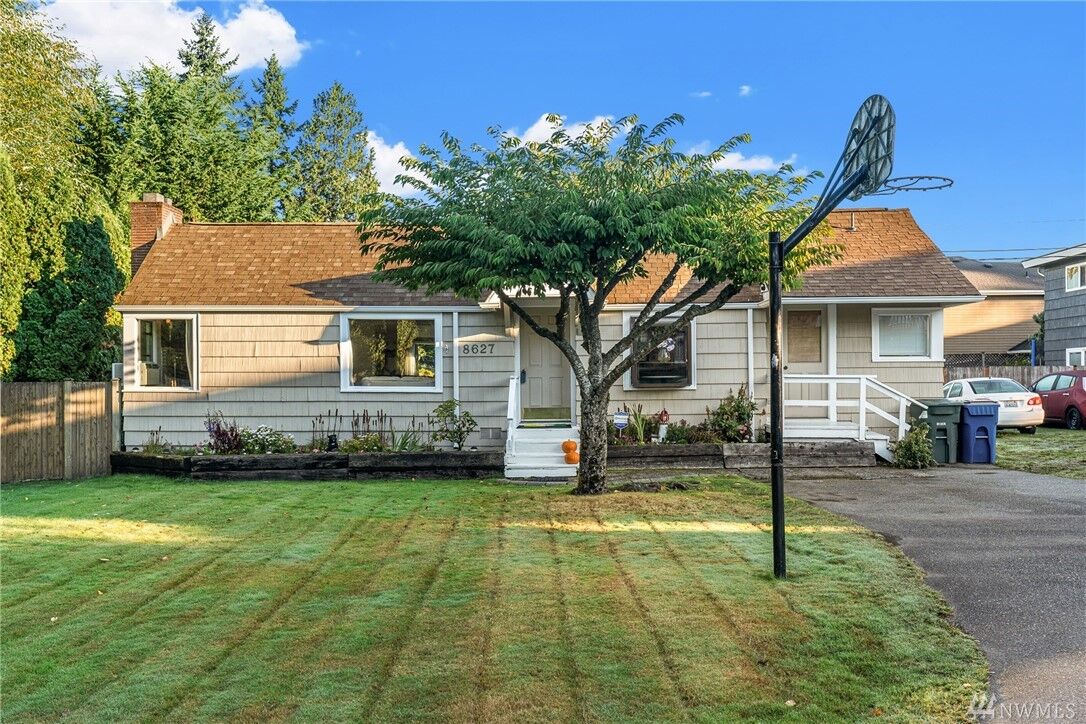 Property Photo: 8627 244th St SW WA 98026