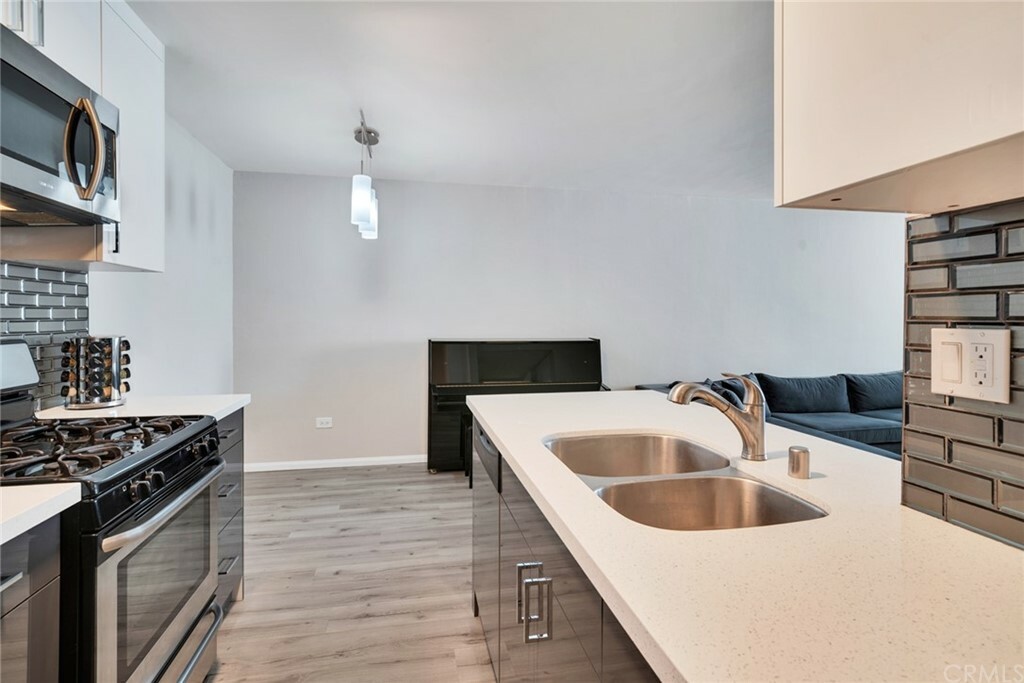 Property Photo:  421 S La Fayette Park Place 326  CA 90057 