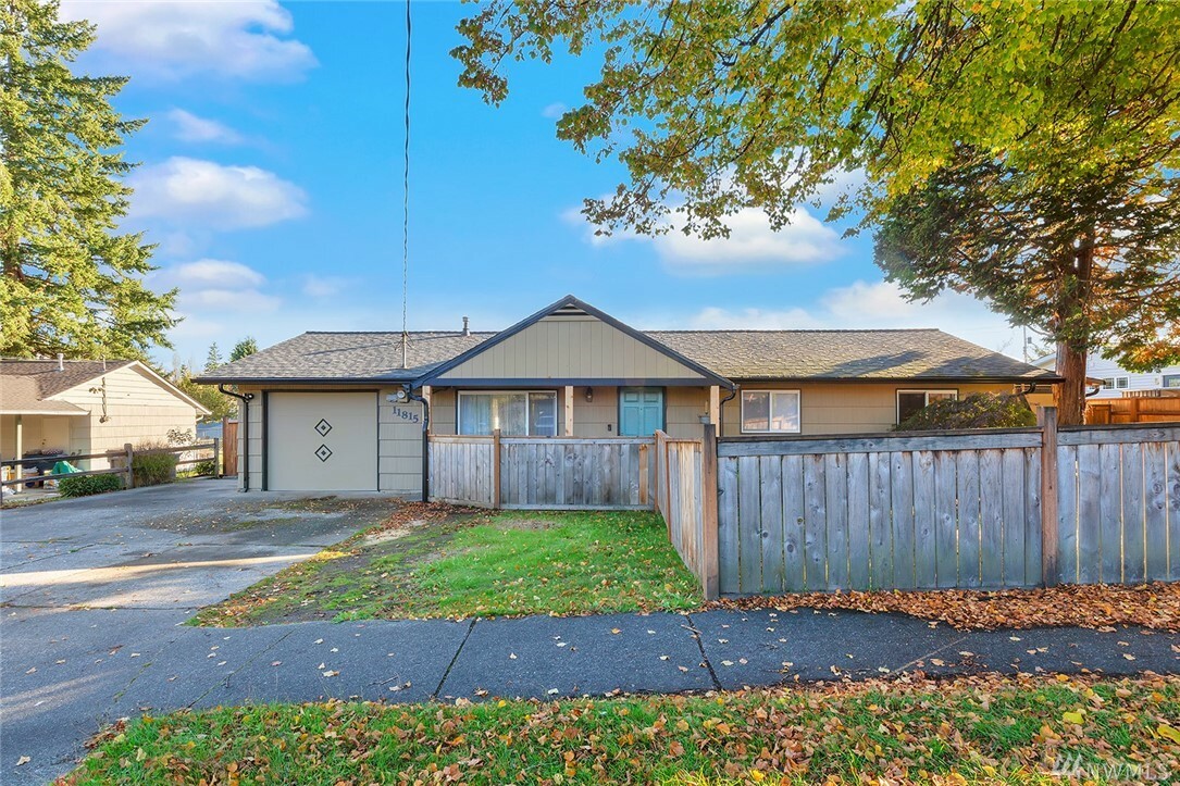Property Photo: 11815 SE 168th St WA 98058