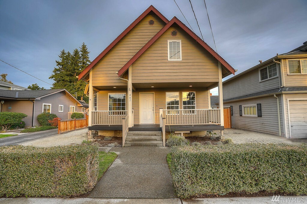 Property Photo:  407 4th St NE  WA 98372 