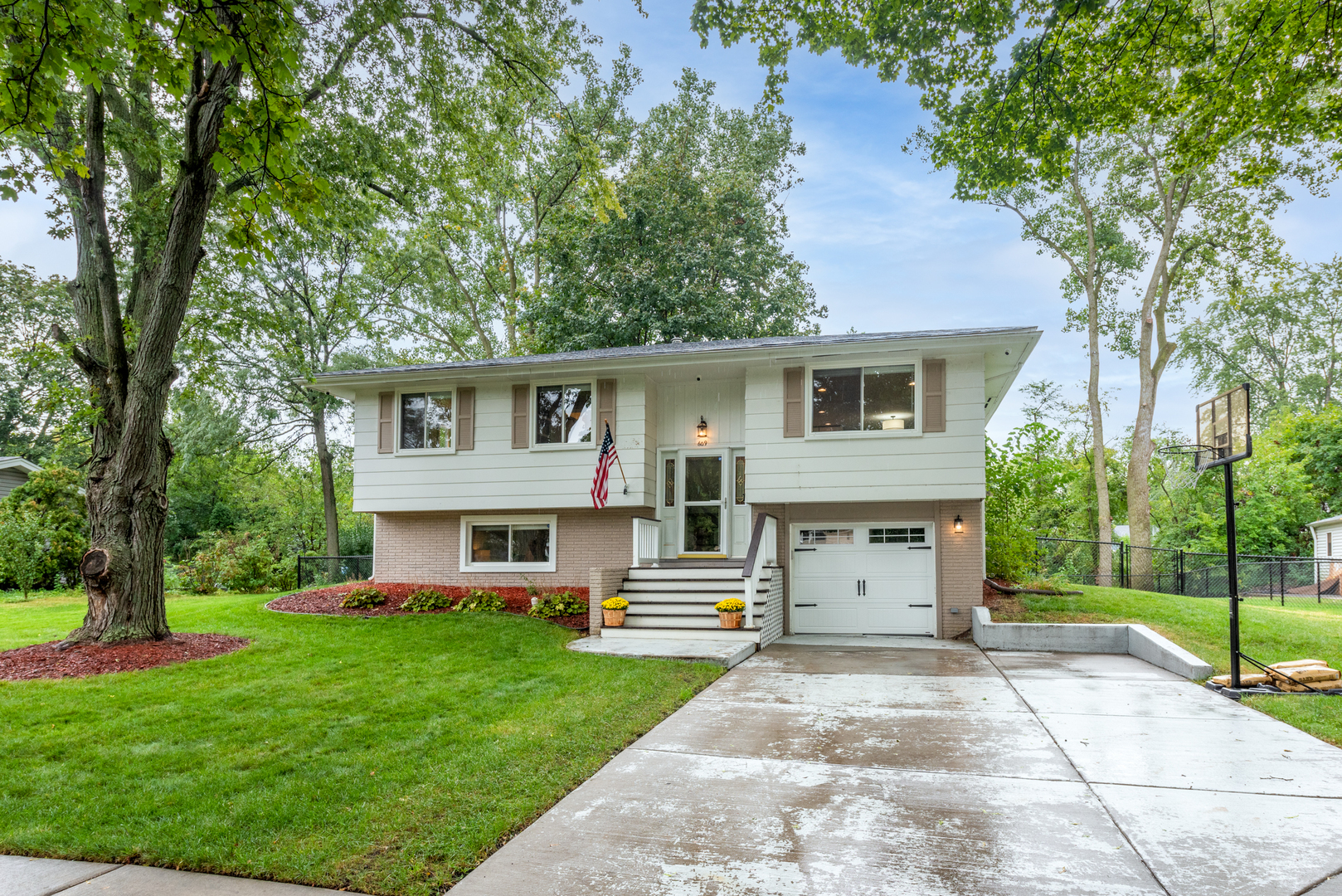 Property Photo:  609 S Braintree Drive  IL 60193 