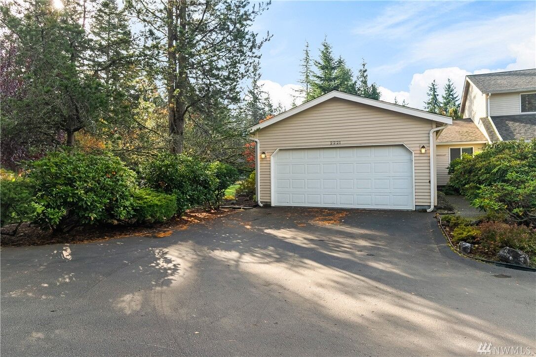 Property Photo:  2221 E Birch St  WA 98229 
