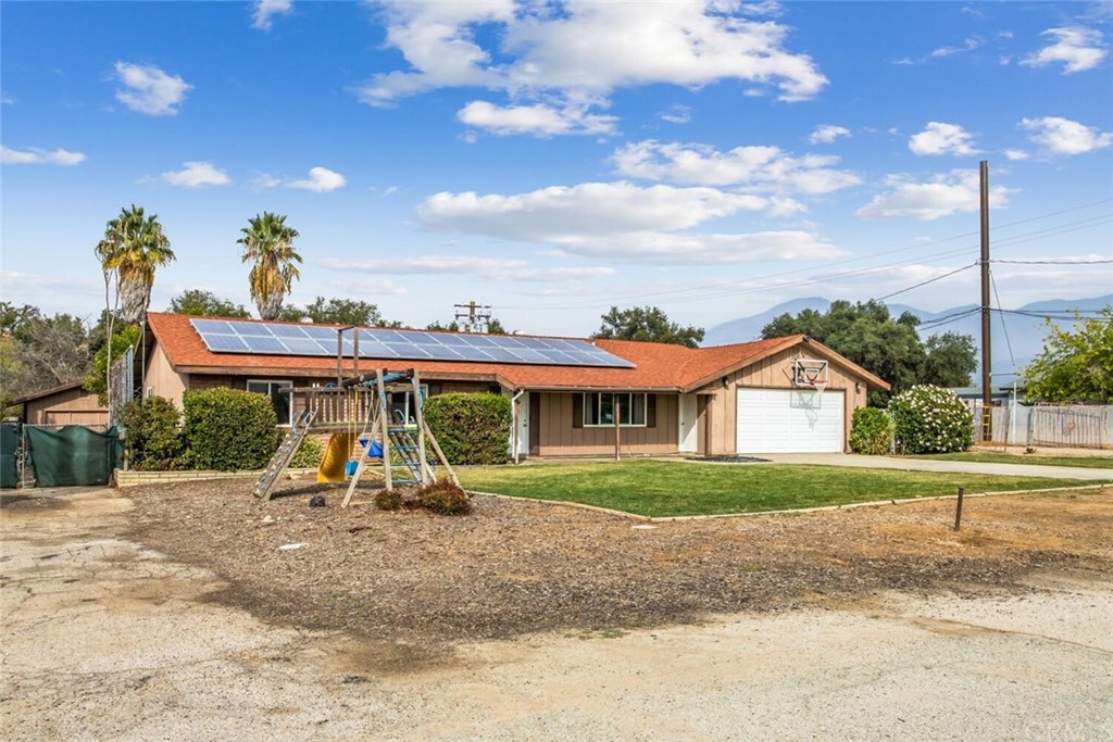 Property Photo: 870 W Avenue L CA 92320