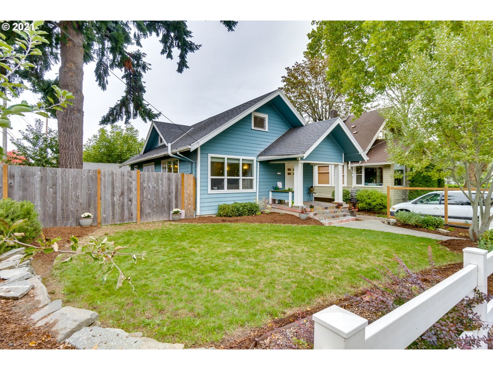 Property Photo:  1707 SE Reedway St  OR 97202