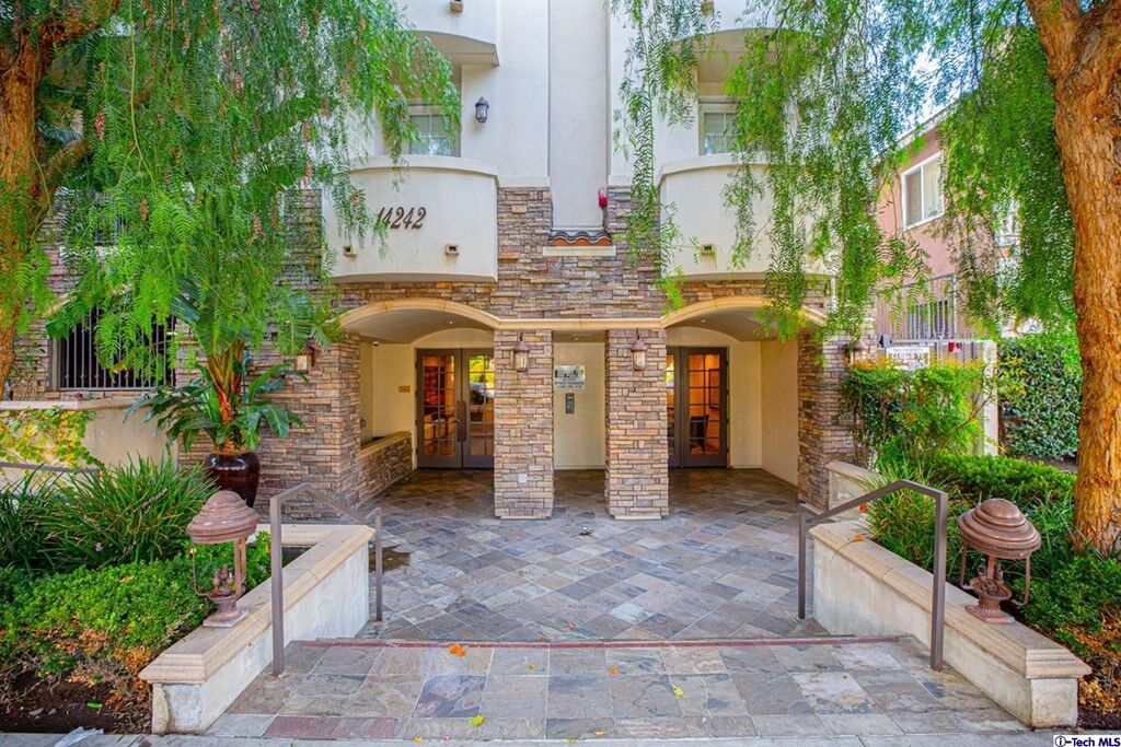 Property Photo:  14242 Burbank Blvd Boulevard 209  CA 91401 