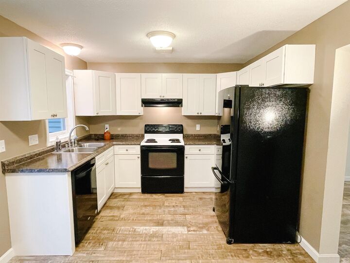 Property Photo:  10 Woodland Green  NH 03868 