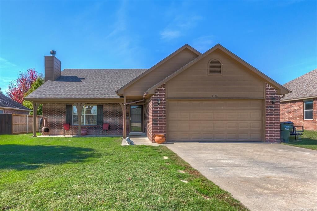 Property Photo:  2120 S Russell Street  OK 74070 