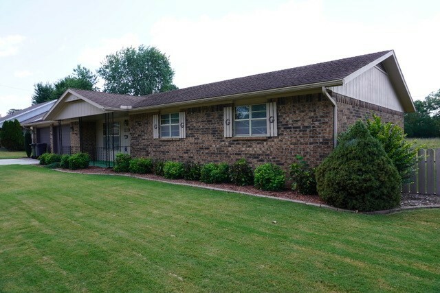 Property Photo:  1100 W Geneva Street  AR 72758 