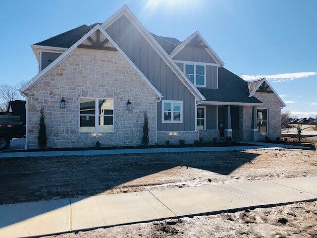 Property Photo:  302 NE Royce Loop  AR 72712 