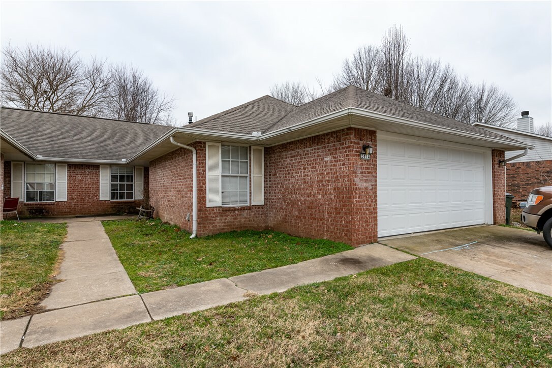 Property Photo:  2412/2414 W Gum Street  AR 72758 