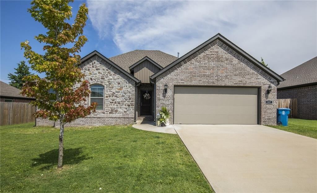 Property Photo:  807 SW Vangough Road  AR 72712 