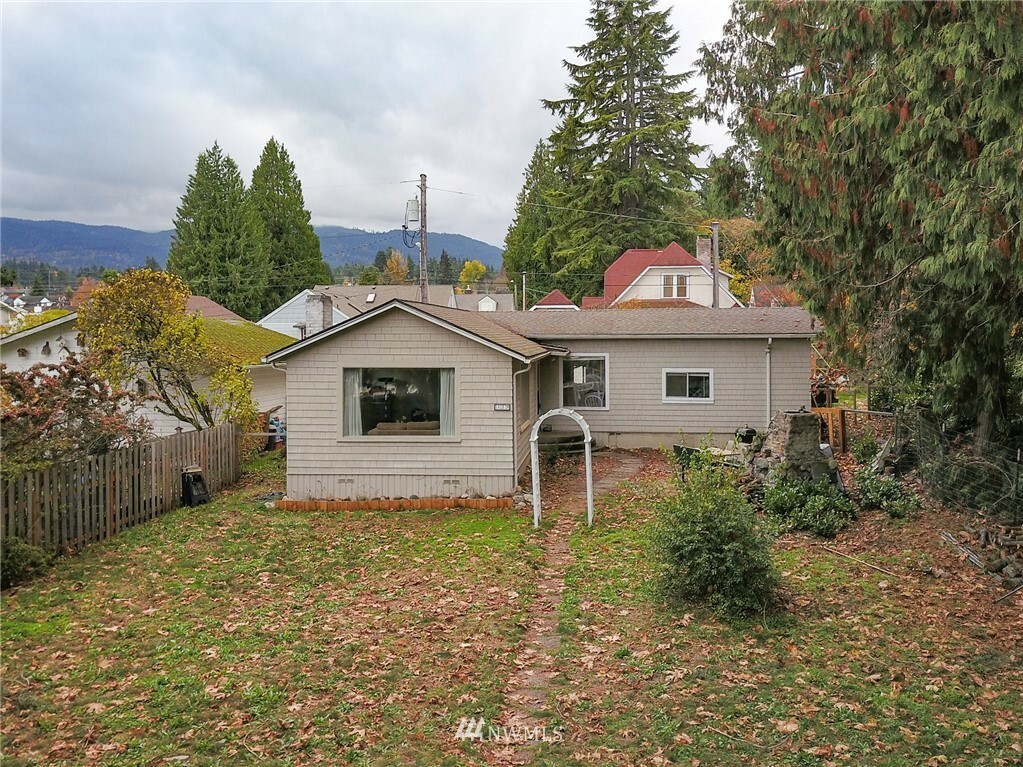 Property Photo:  318 W 11th Street  WA 98362 