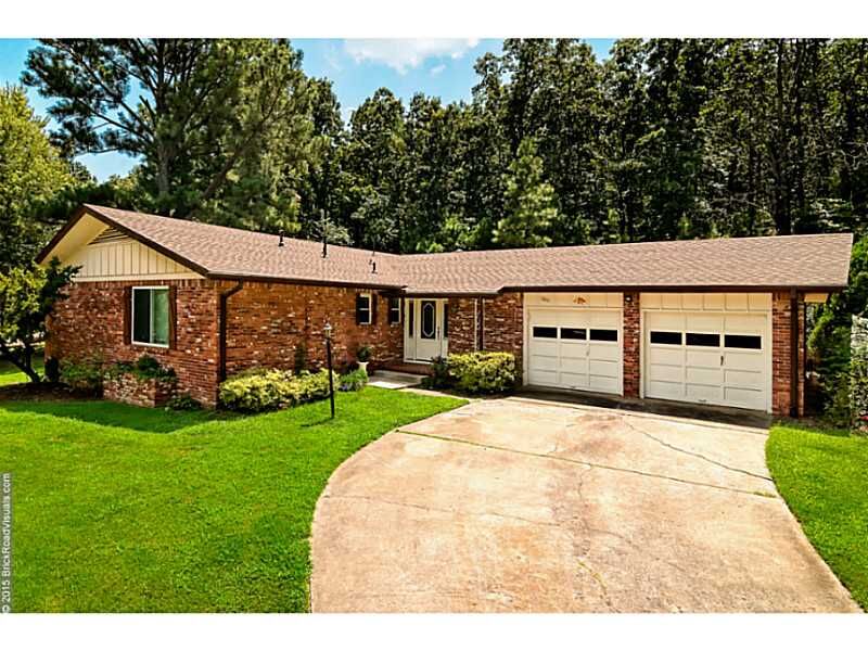 Property Photo: 1011 E Oaks Manor Drive AR 72703