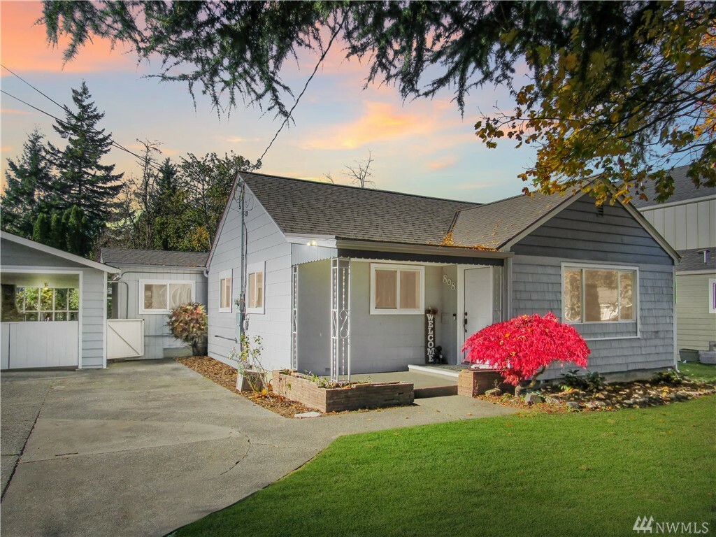 Property Photo:  808 Borseth St  WA 98284 