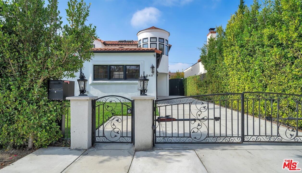 Property Photo:  349  S Clark Dr  CA 90211 