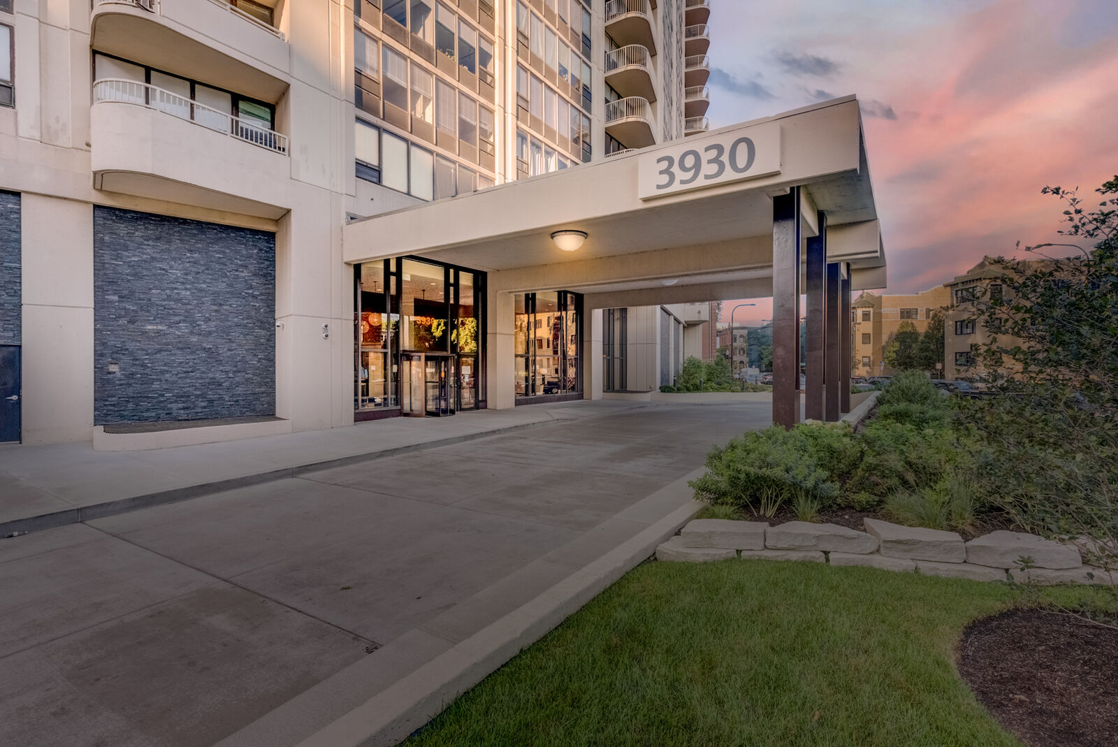 Property Photo: 3930 N Pine Grove Avenue 2115 IL 60613