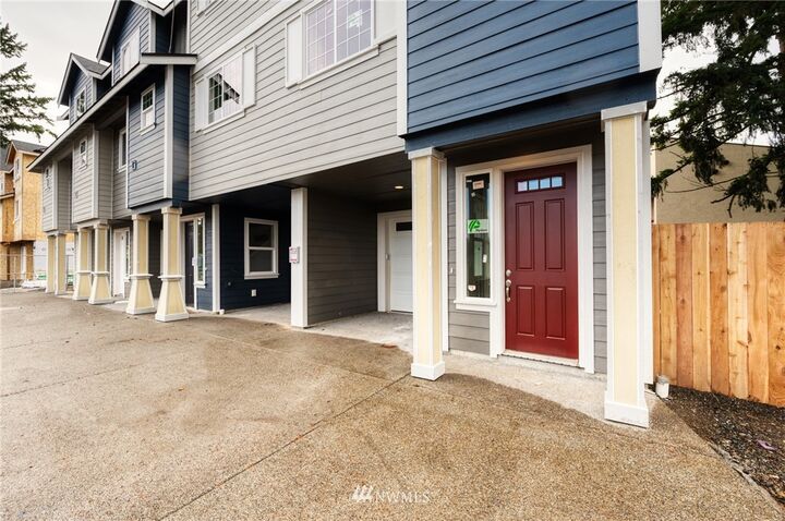 Property Photo:  334 9th Avenue SE C-11  WA 98372 