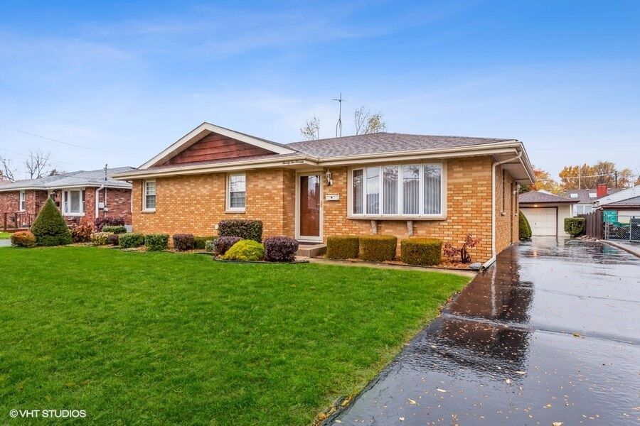 Property Photo:  2211 Arden Place  IL 60435 