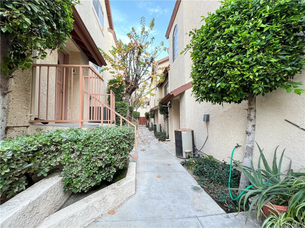 Property Photo:  12711 Hadley Street 6  CA 90601 