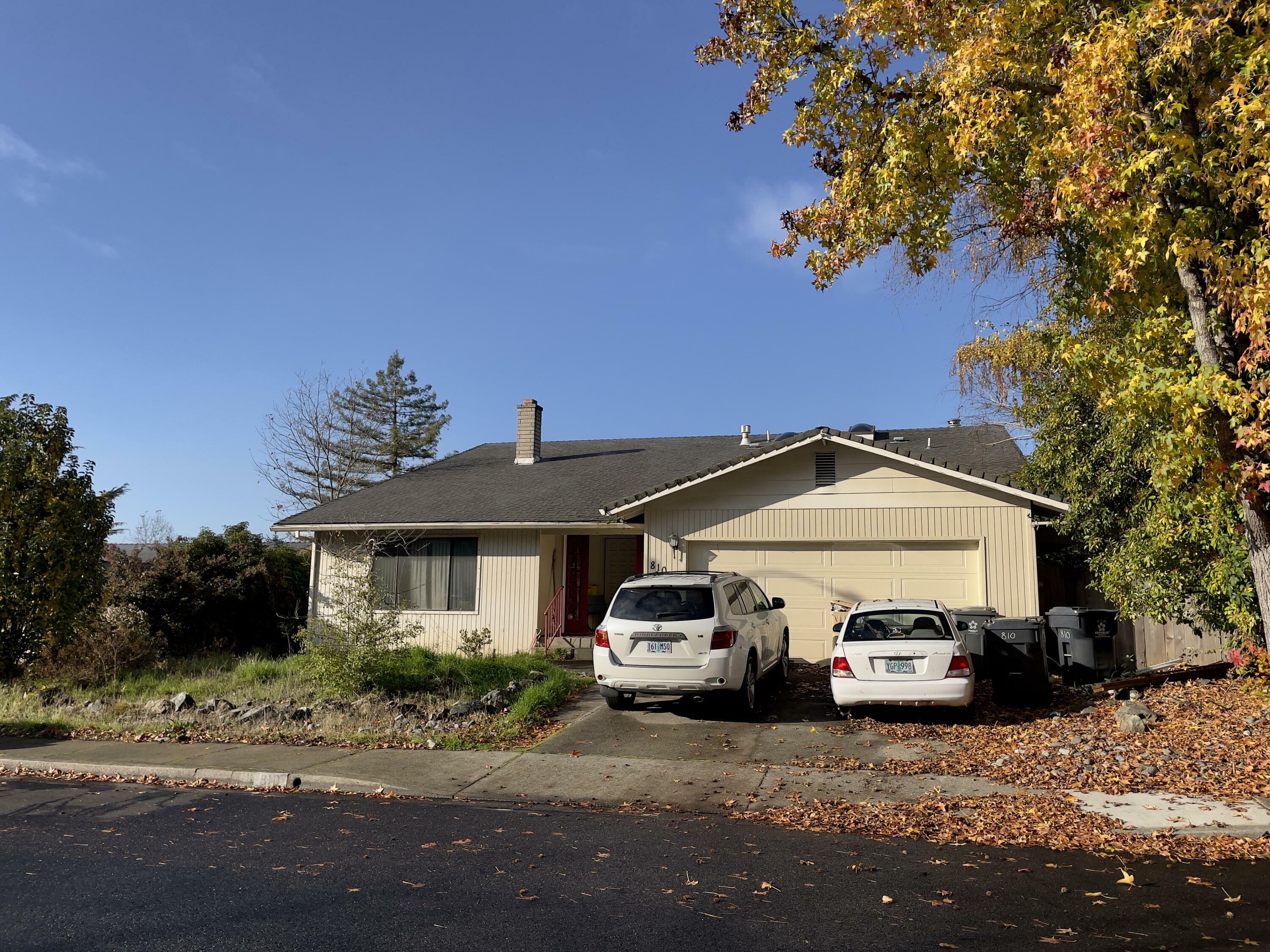 Property Photo:  810 NE Oregon Avenue  OR 97526 