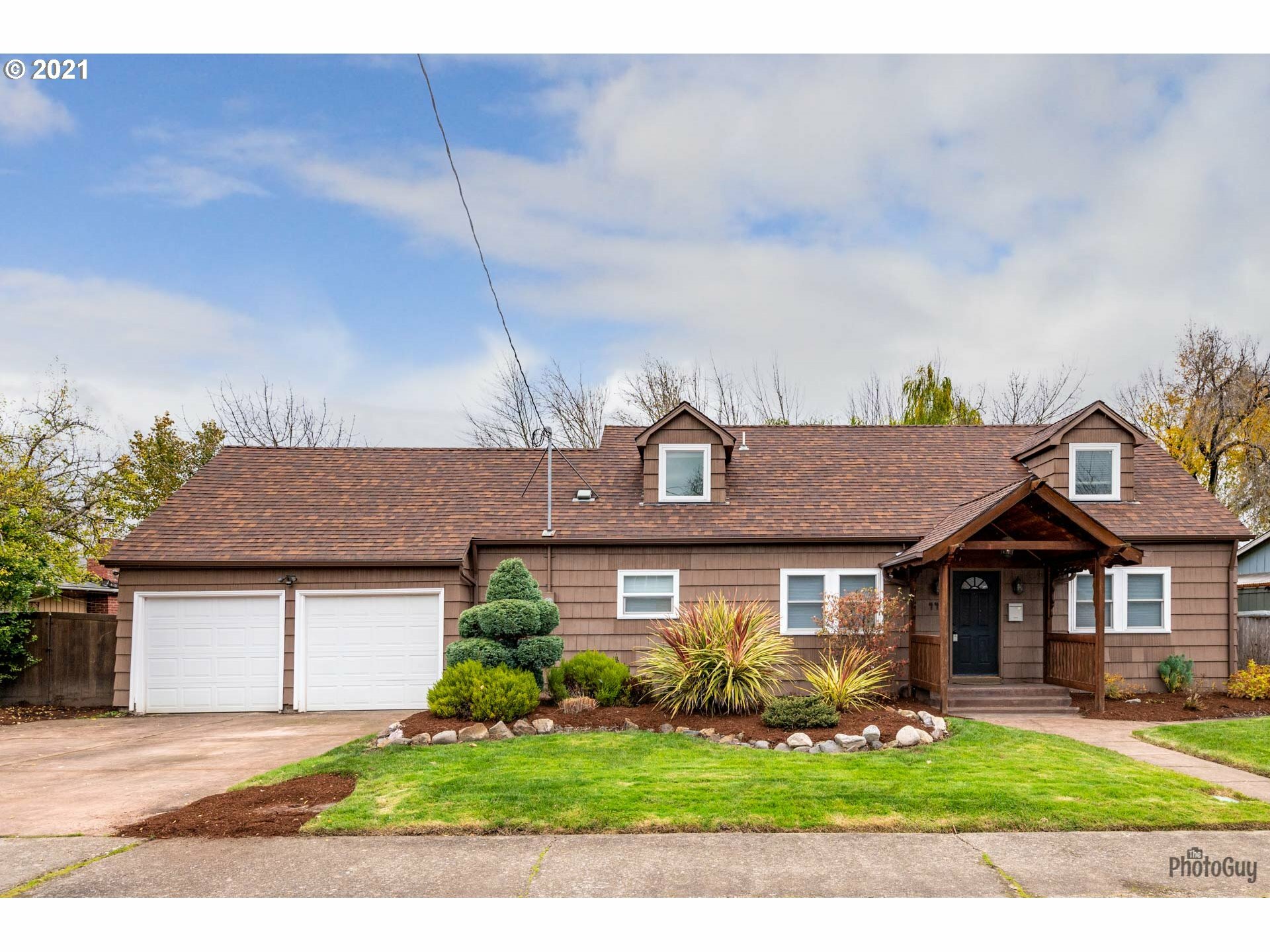 Property Photo: 445 E 32nd Ave OR 97405