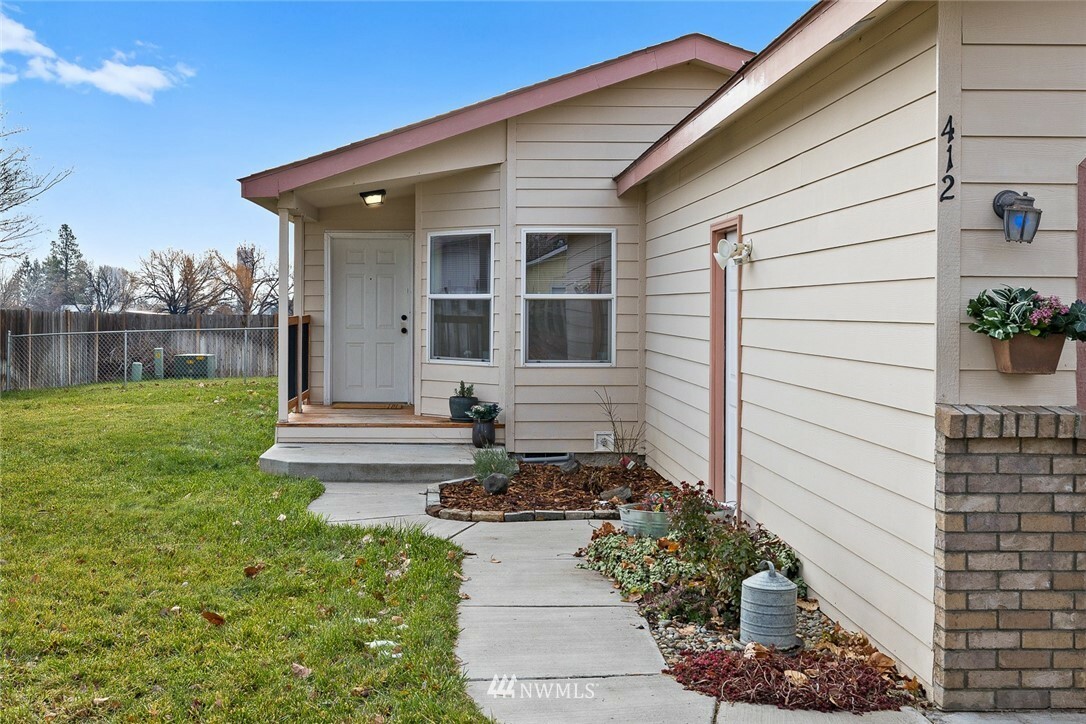 Property Photo:  412 Alpine Drive  WA 98926 