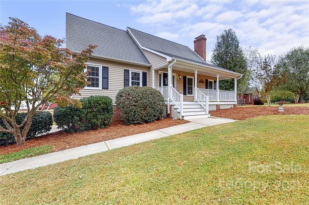 Property Photo:  207 Oak Hollow Drive  NC 28146 