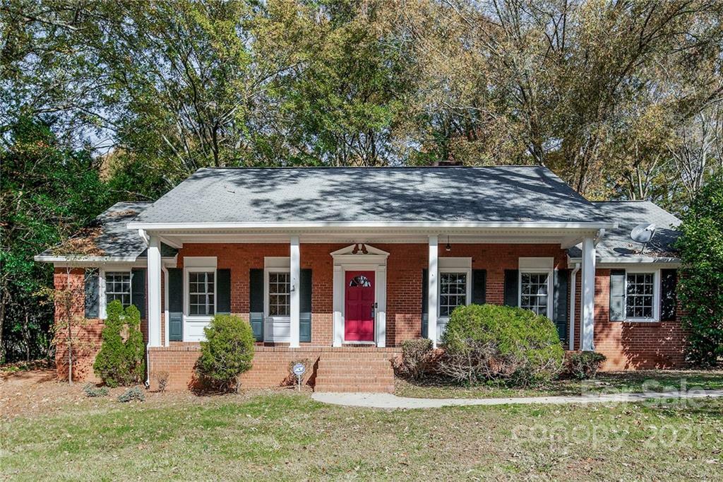 Property Photo:  1339 E Marion Street  NC 28150 