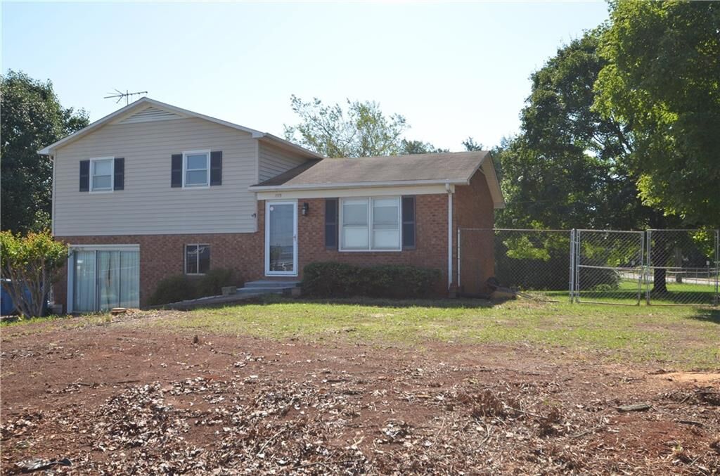 Property Photo: 115 E Avenue NC 28650