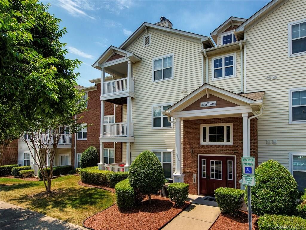 Property Photo: 10677 Hill Point Court NC 28262