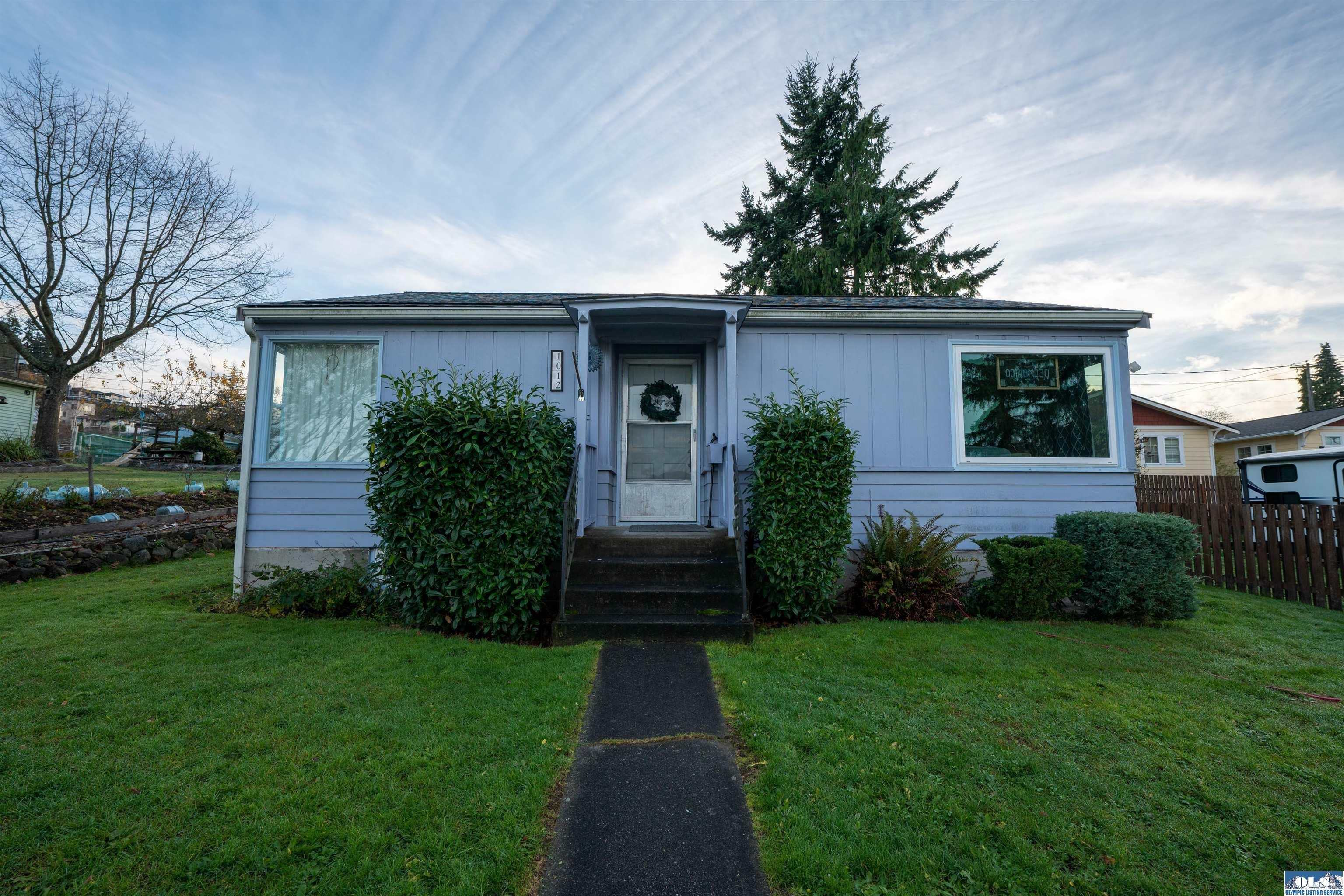 Property Photo: 1012 E 6th St WA 98362